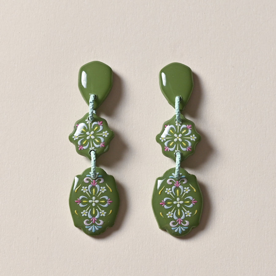 Nyonya Pandan Amira Dangle